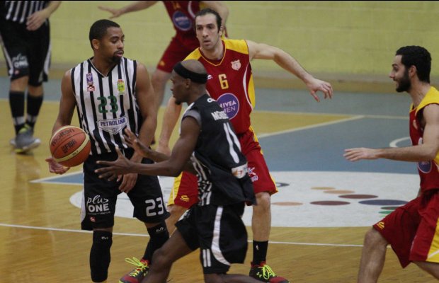 Πετρολίνα ΑΕΚ: Ήττα στον πόντο και 1-1 η σειρά των ημιτελικών Πετρολίνα ΑΕΚ: Ήττα στον πόντο και 1-1 η σειρά των ημιτελικών