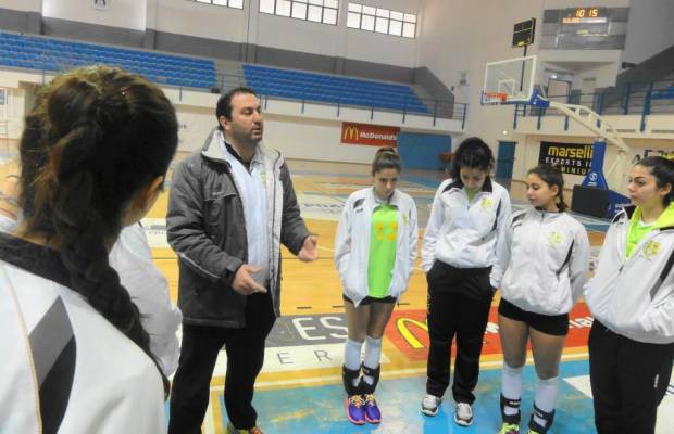 8 στα 8 για τις Νεάνιδες 8 στα 8 για τις Νεάνιδες