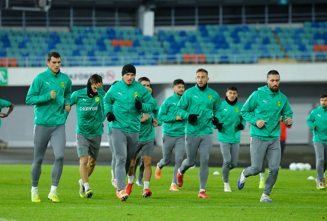 Η δημοσιογραφική διάσκεψη και η προπόνηση για τον αγώνα με την BK Häcken 