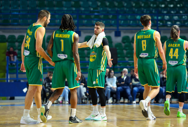 Κεραυνός-Πετρολίνα ΑΕΚ 77-71