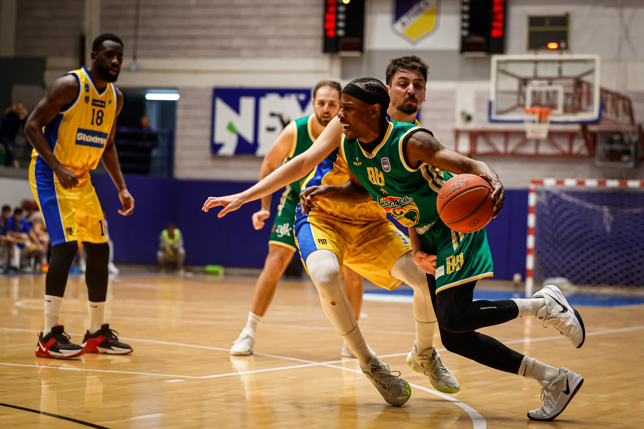 ΑΠΟΕΛ Perestroika-Πετρολίνα ΑΕΚ 95-87