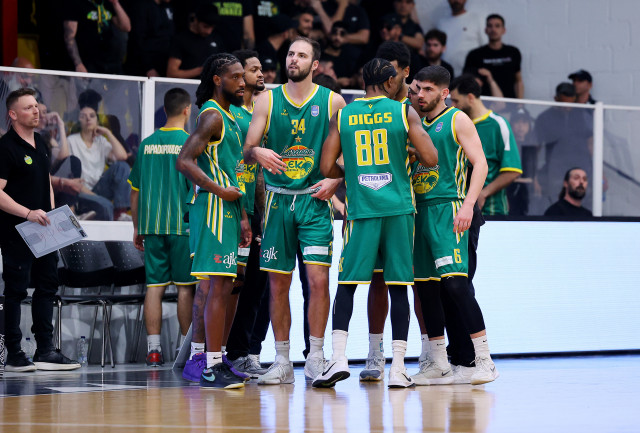 Kεραυνός Στροβόλου-Πετρολίνα ΑΕΚ 81-86  